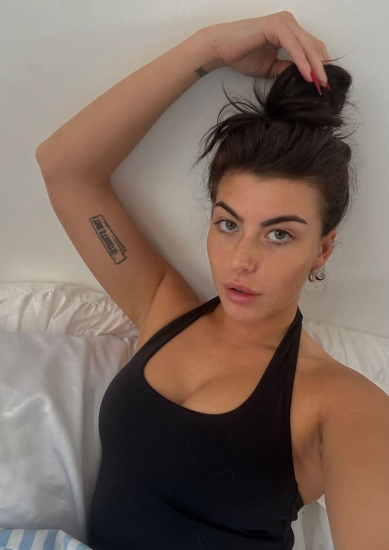 Babe in zwart topje