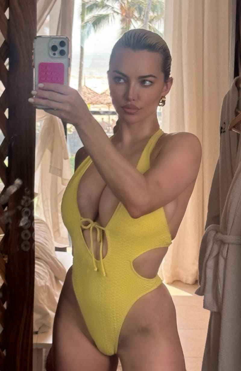 Babe in gele bikini met dikke tieten