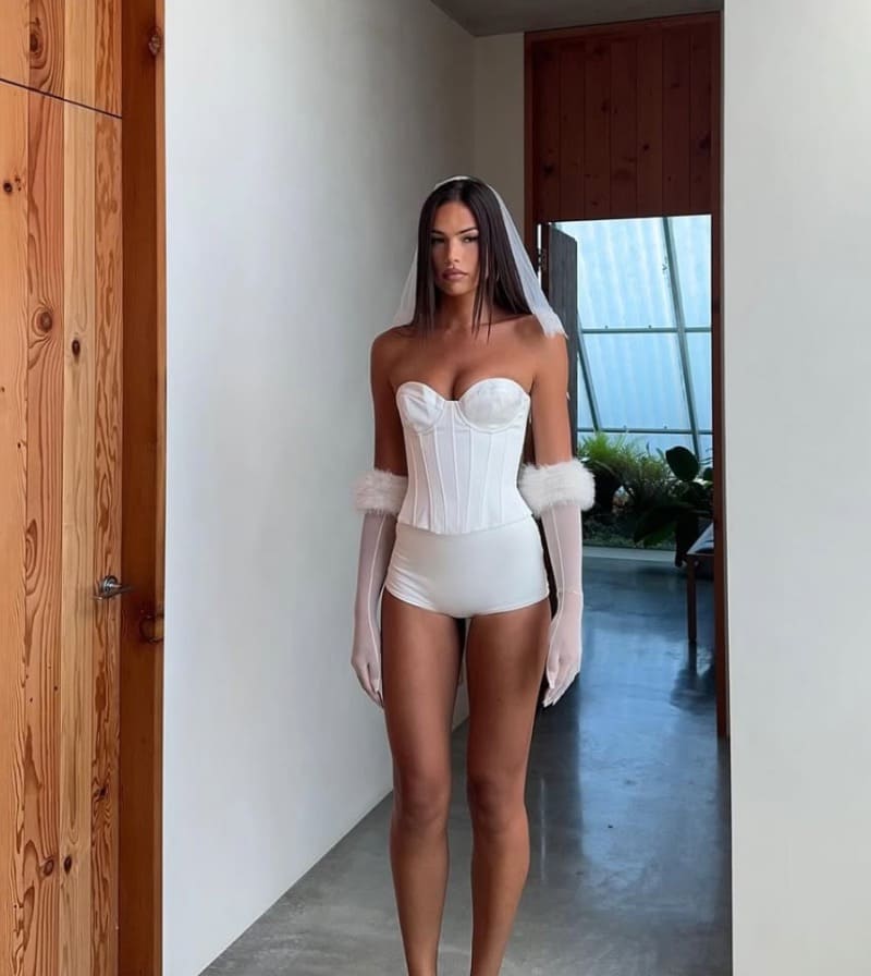 Sexy brunette model in witte outfit