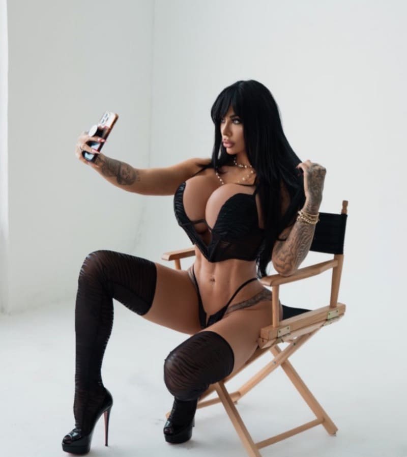 Lindi in strakke lingerie