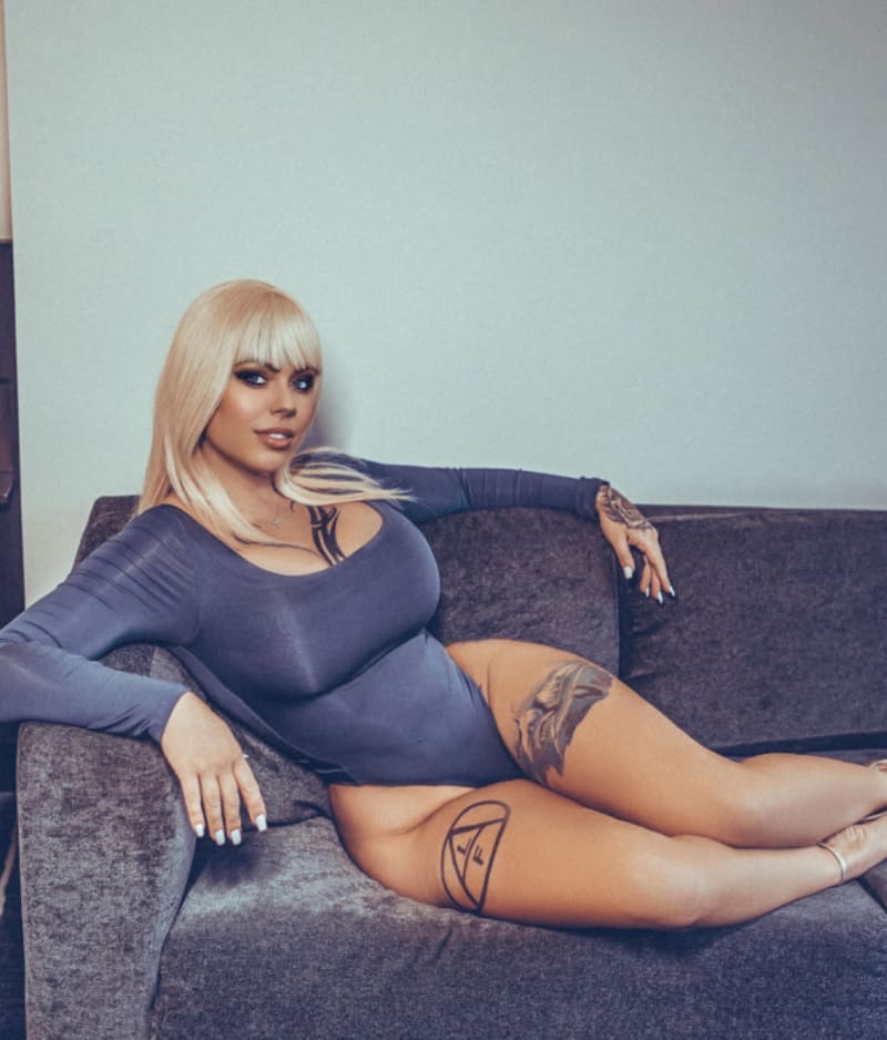 Babe met sexy outfit