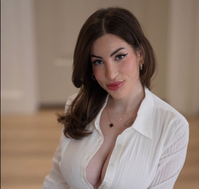 Brunette met dikke tieten in wit topje