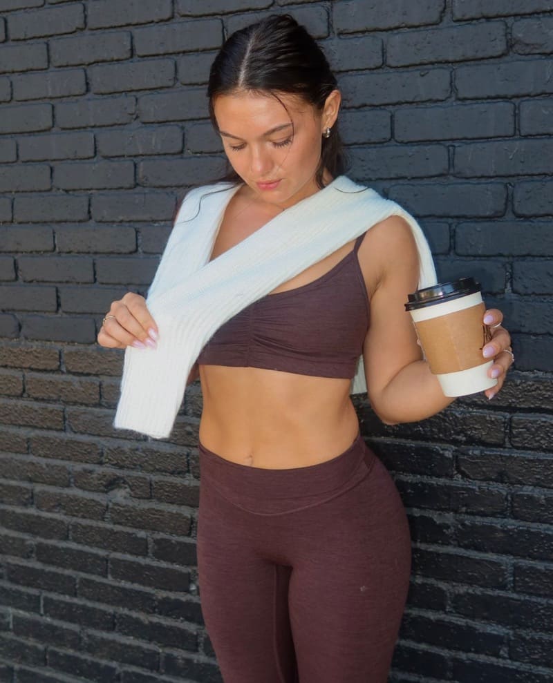 Dame met koffie en sexy trui