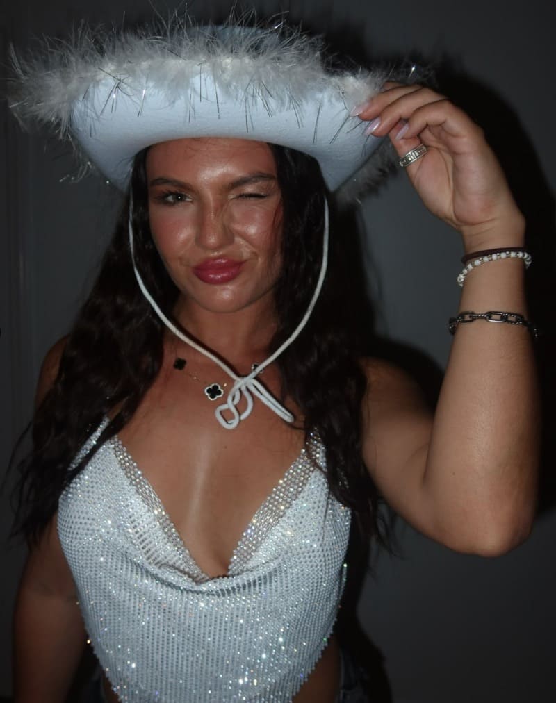 Krissy in sexy wit topje