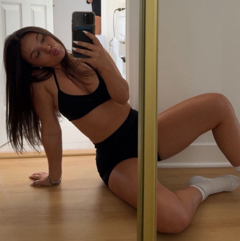babe met mooi figuurtje in sportoutfit
