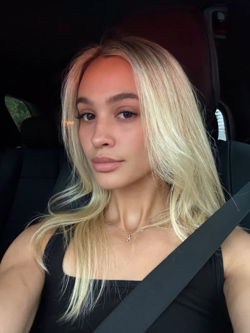 Blondine in auto