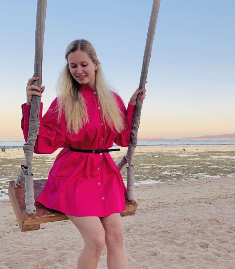 Babe in roos rokje met dikke tieten