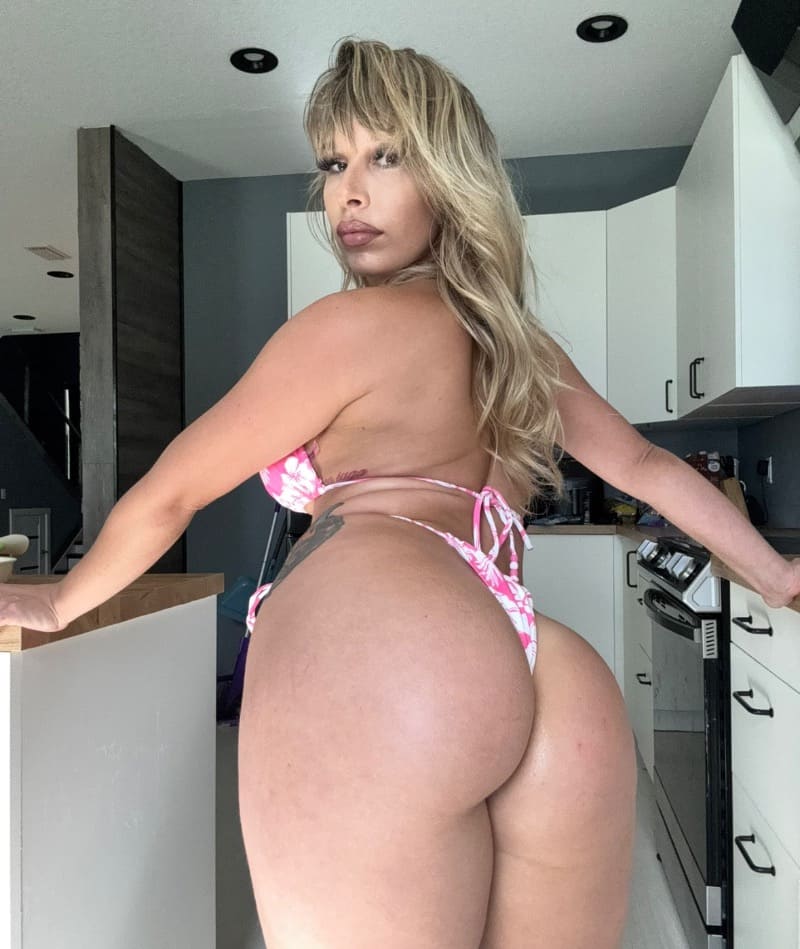 Carmen toont dikke billen in bikini