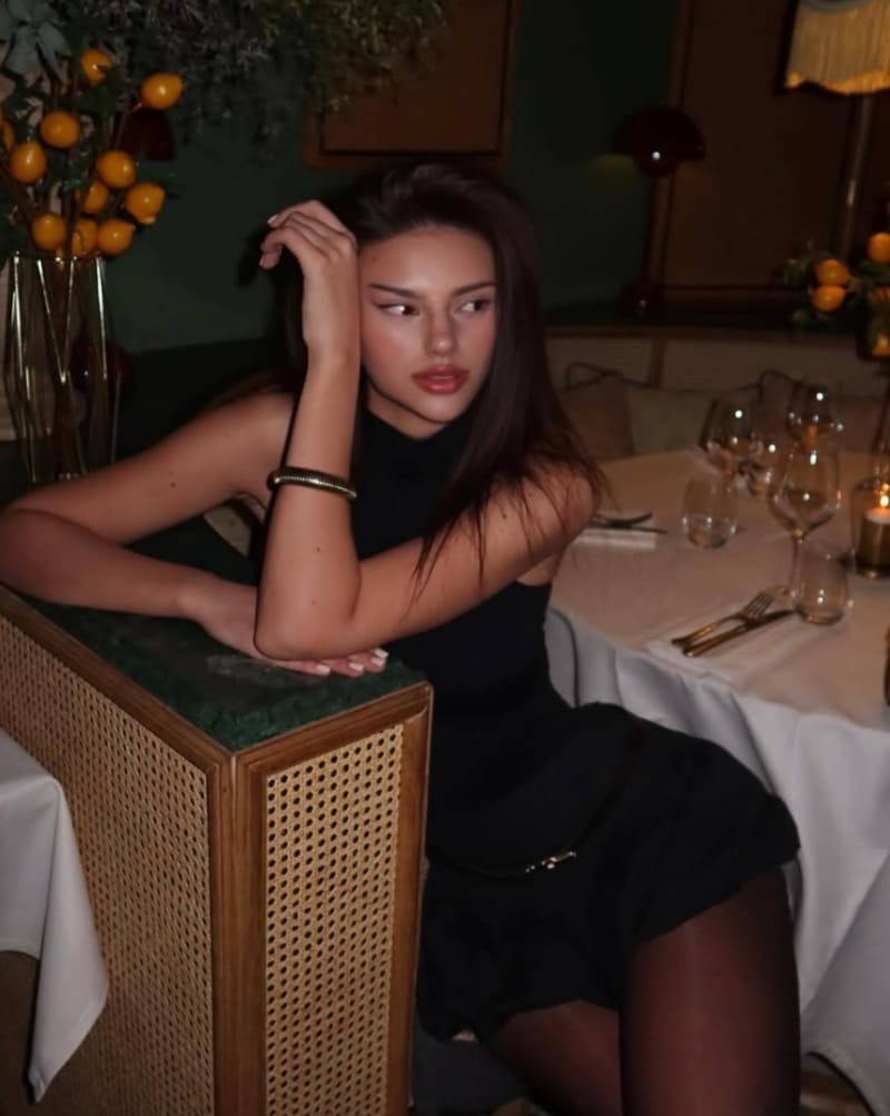 Knappe dame in sexy jurk