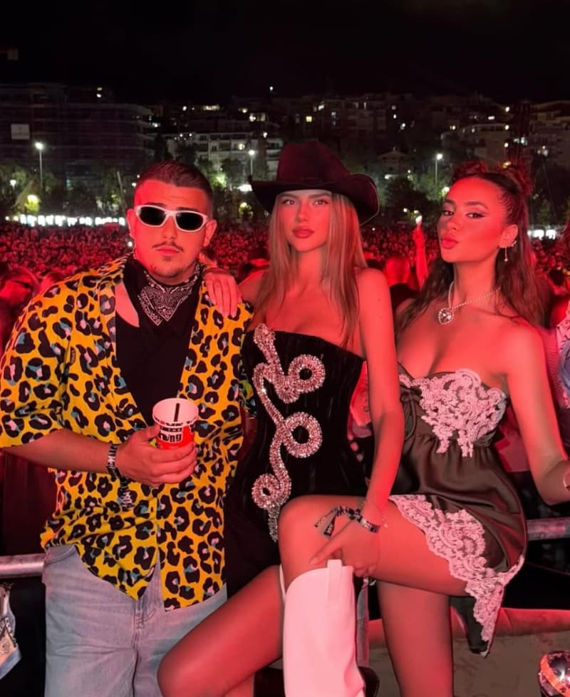 Man met twee sexy babes