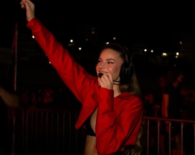 Melissa in rode outfit