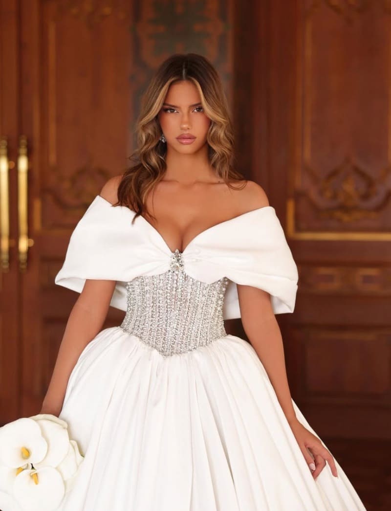 Sexy dame in witte jurk