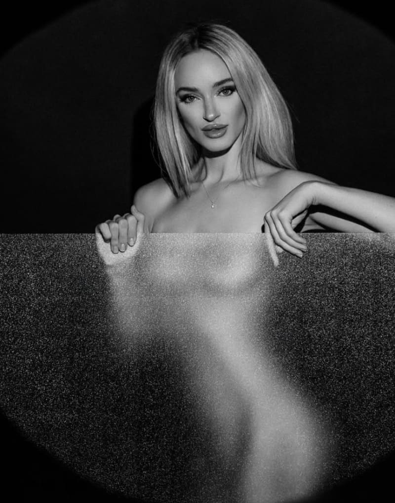 Kamila volledig naakt