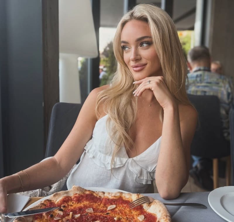 Babe met sexy topje eet pizza