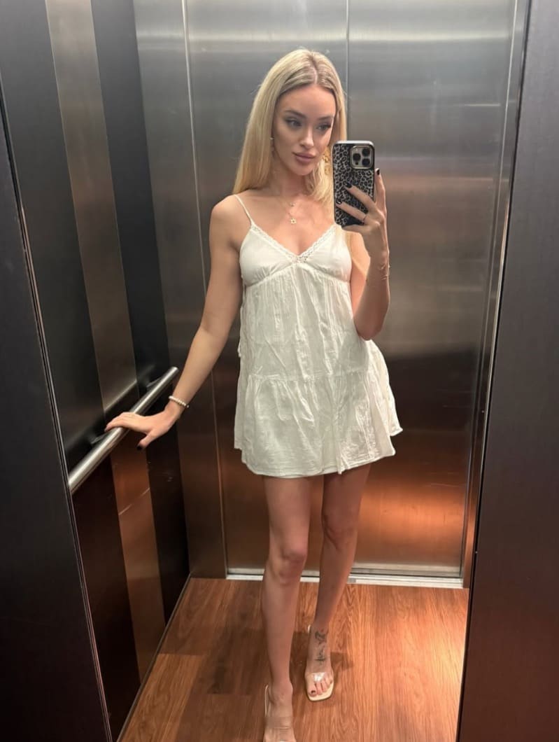 Kamila in korte witte jurk