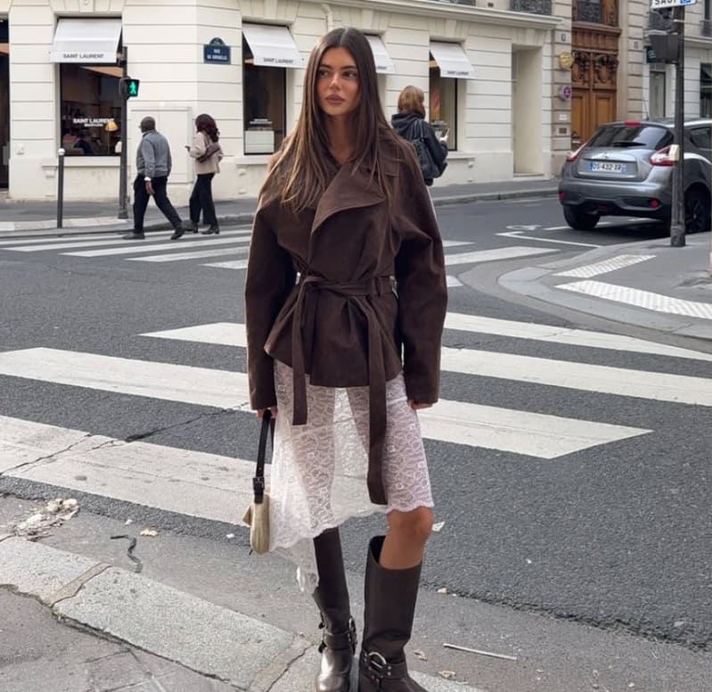 Babe in coole outfit op straat