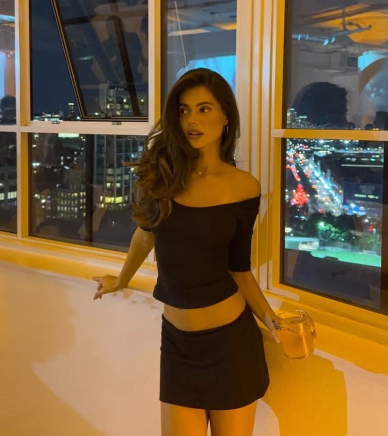 Babe in veel te korte jurk