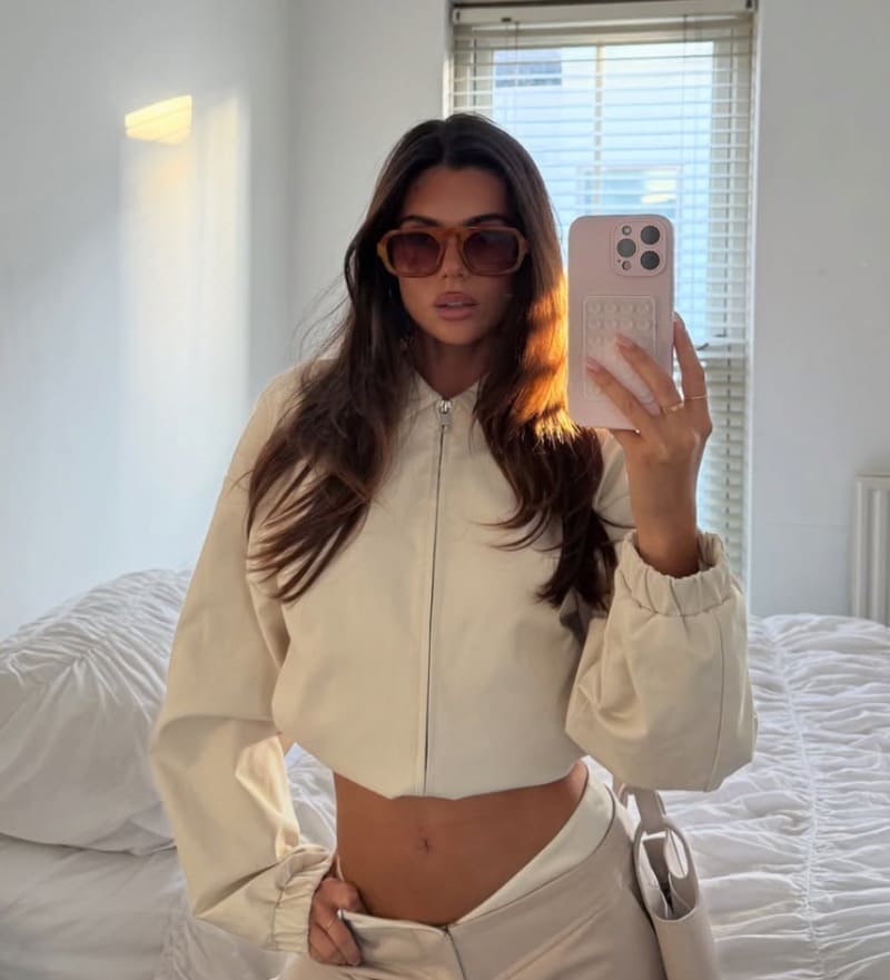 Ashton in witte sexy outfit