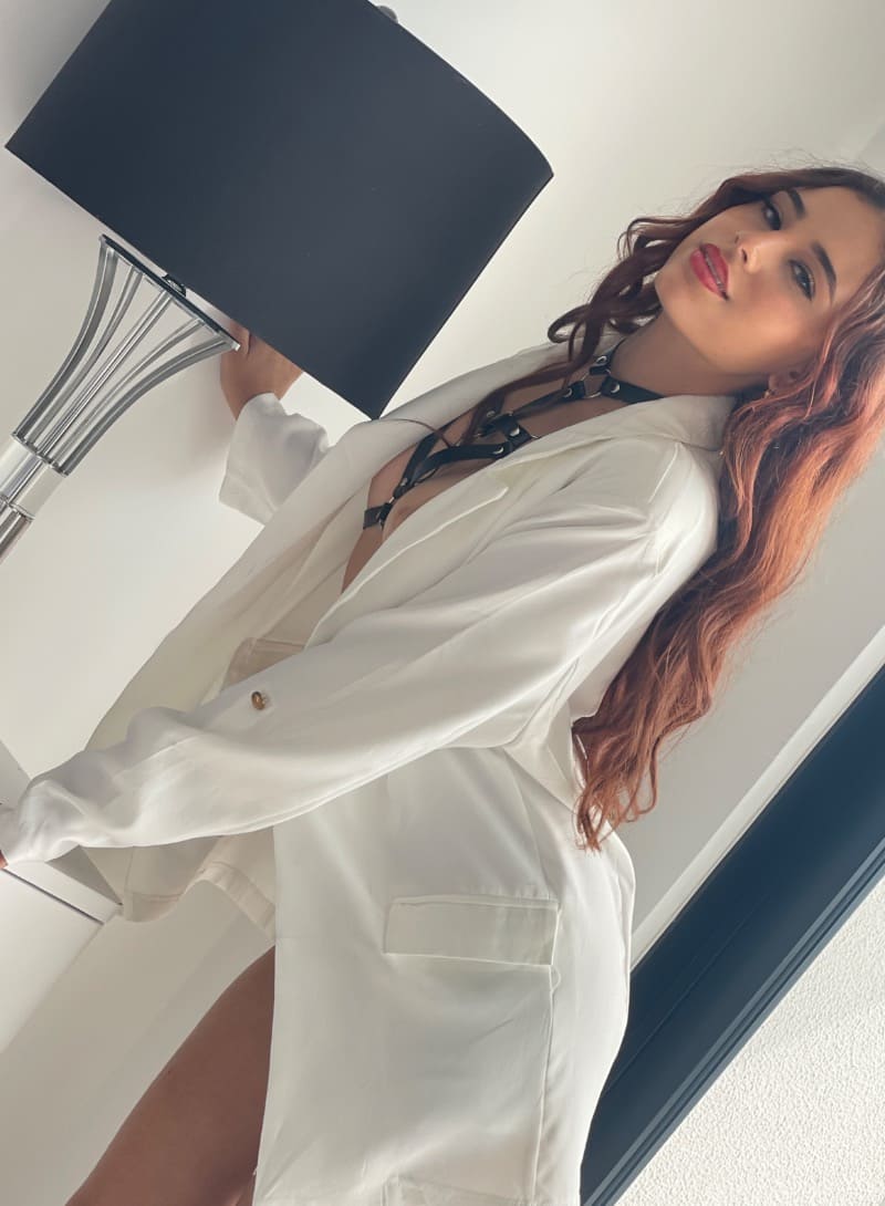 Babe in wit lang hemd met lingerie