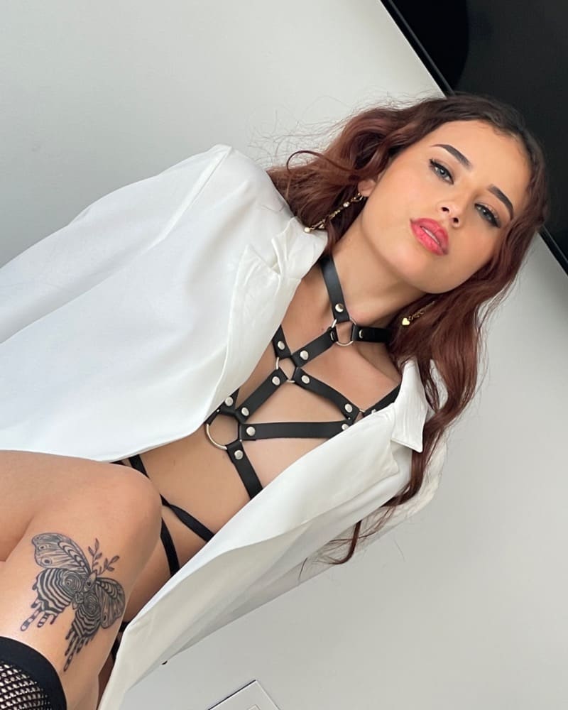 Mazi in sexy lingerie