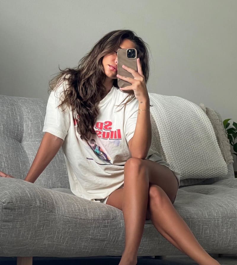 Brit in klein tshirt op zetel