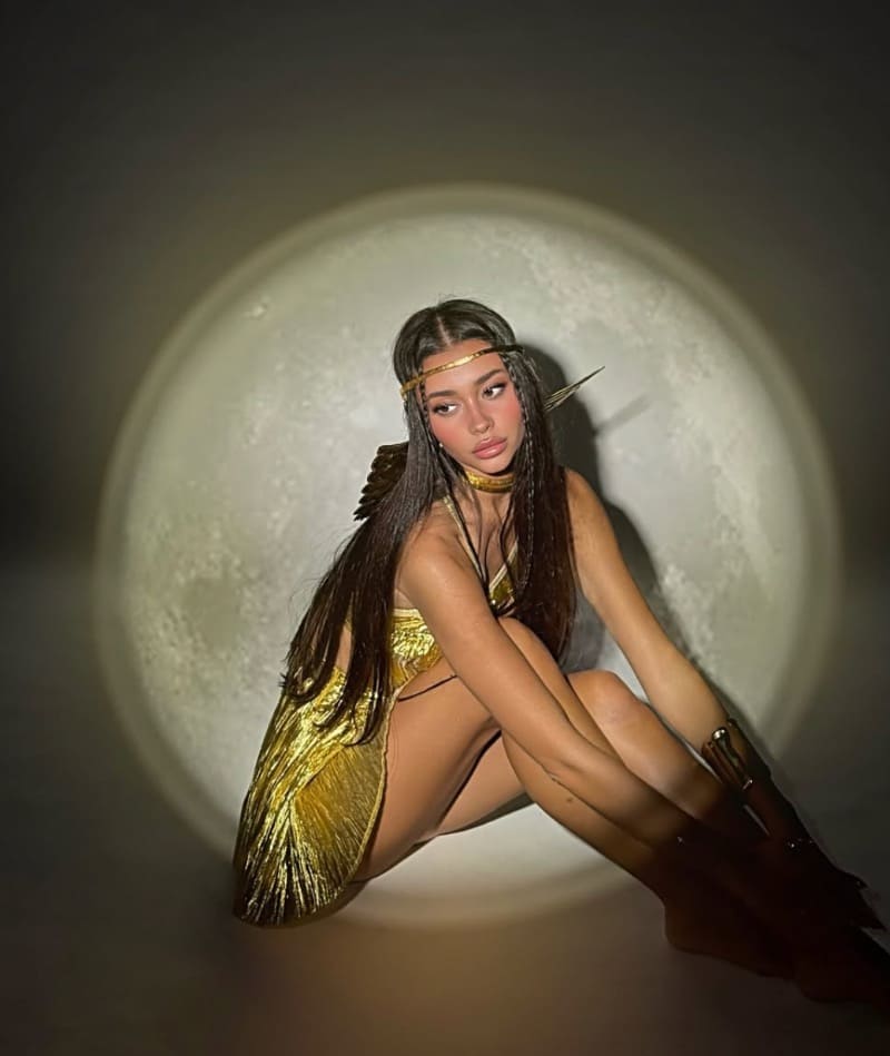 Nevro in gele outfit