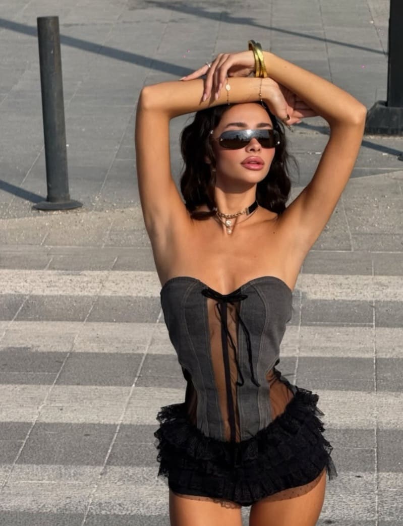 Babe in strakke zwarte outfit