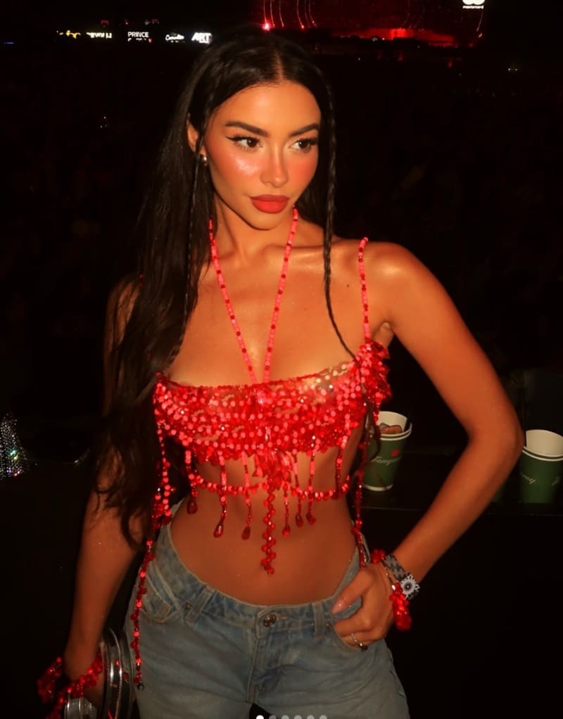 Babe in sexy rood topje