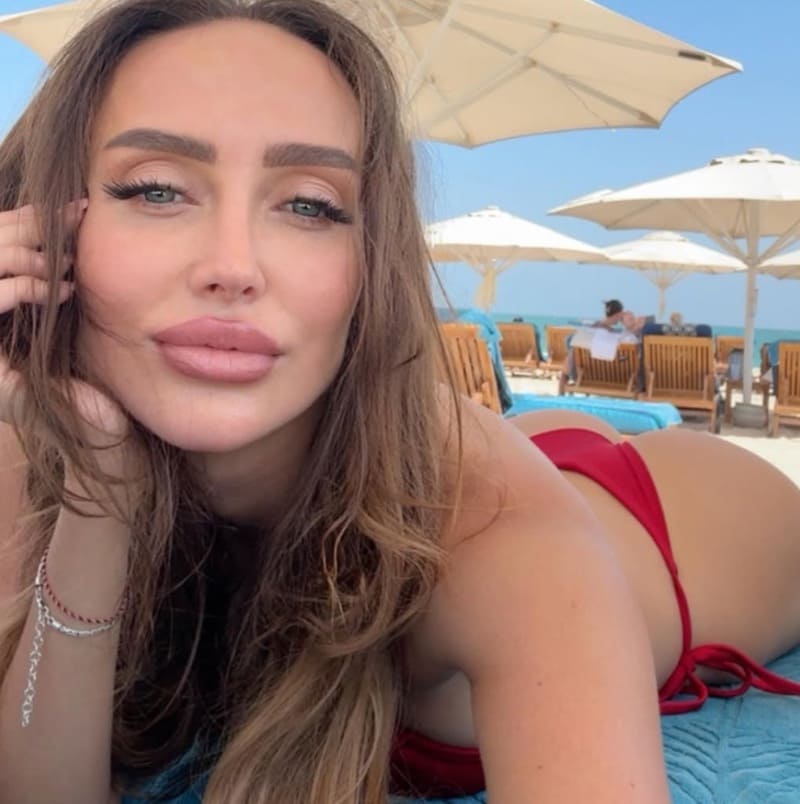 Inna neemt selfie in rode bikini waarin haar billen te zien zijn