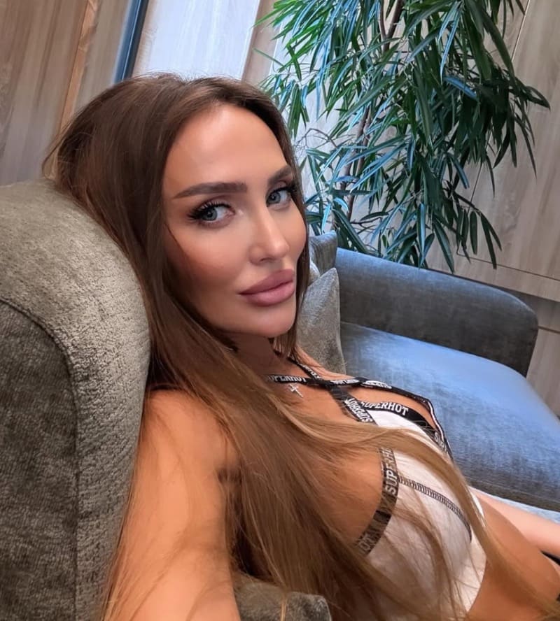 Babe op stoel in bh en sexy outfit