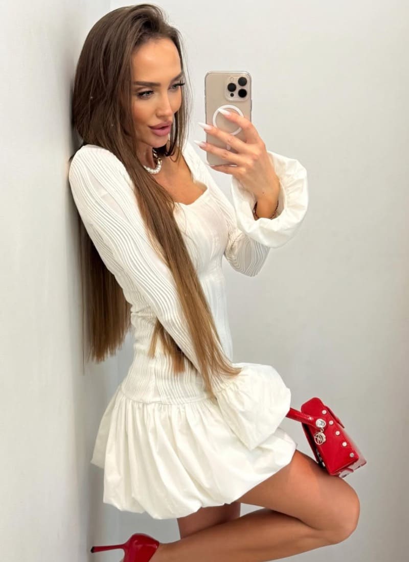 Sexy dame in kort wit jurkje