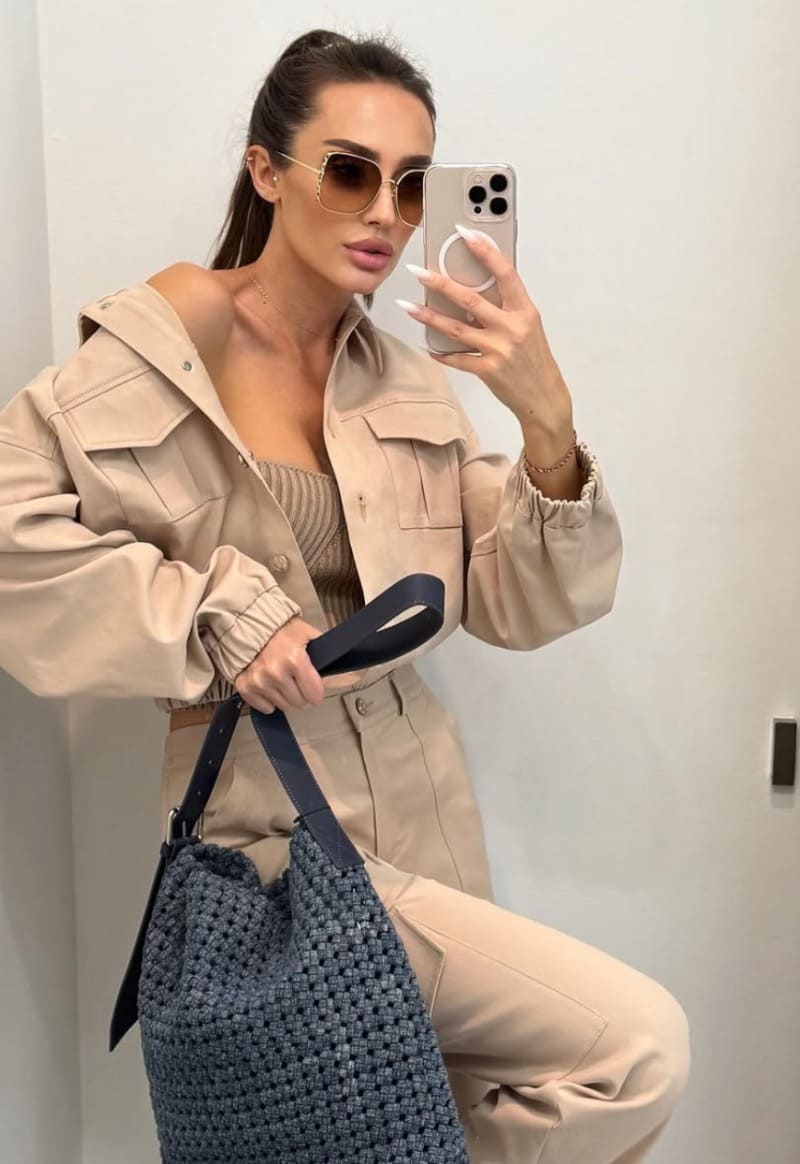 Inna in beige outfit voor fotoshoot