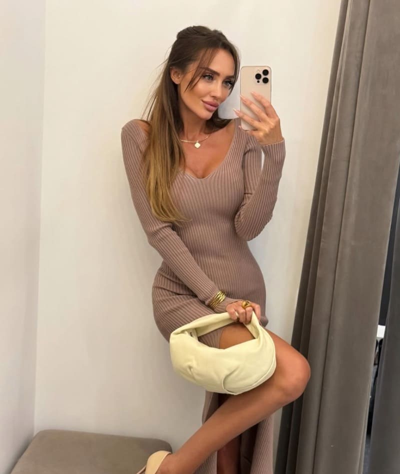 Inna in strakke zwarte jurk