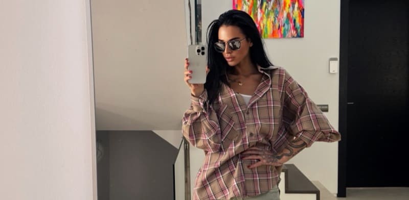 Babe met dikke tieten neemt selfie