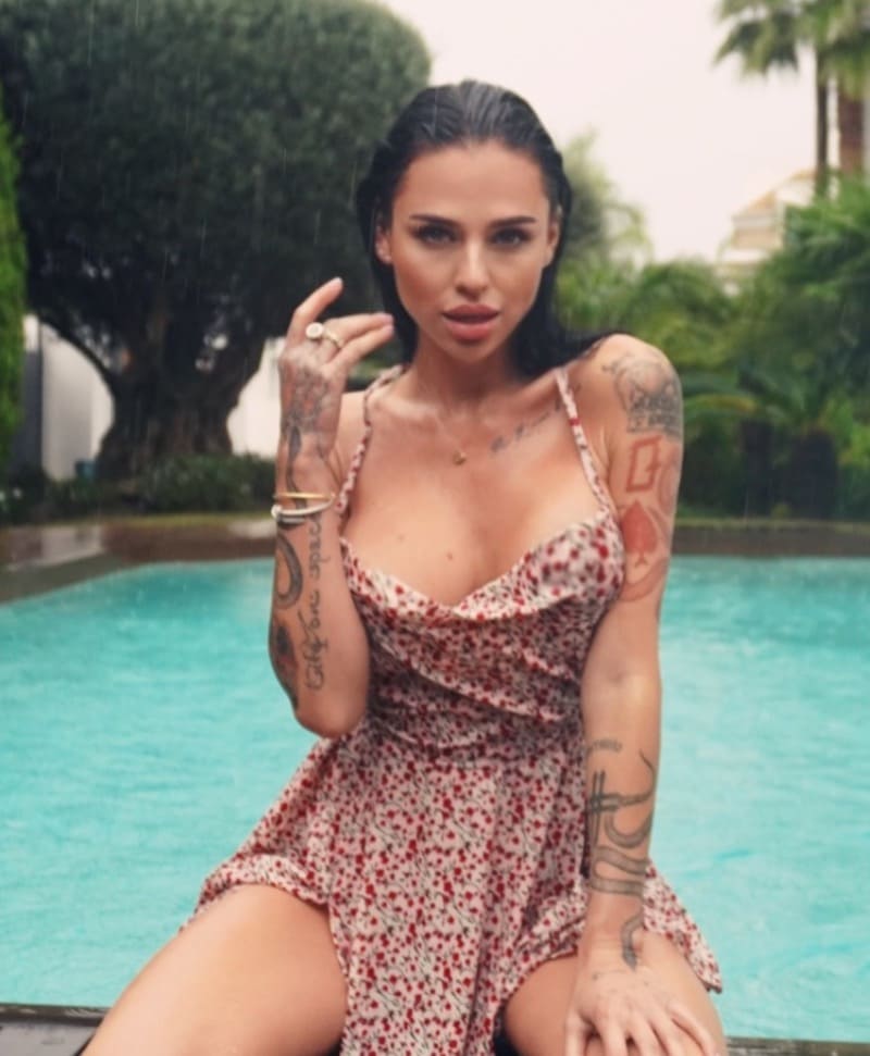 Voronova in jurkje naast zwembad