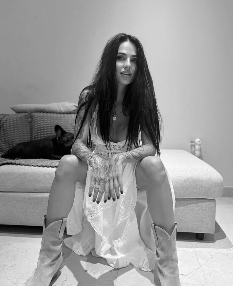 Babe in sexy outfit op zetel