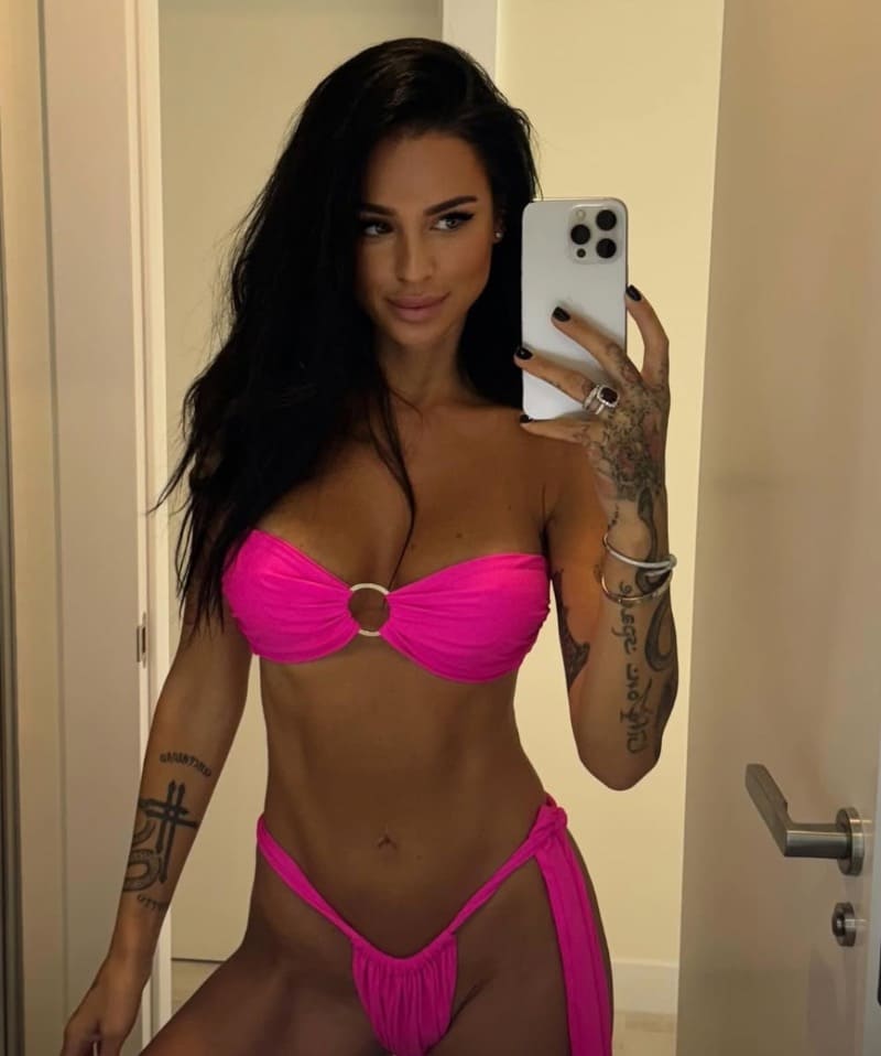 Voronova in sexy roze bikini