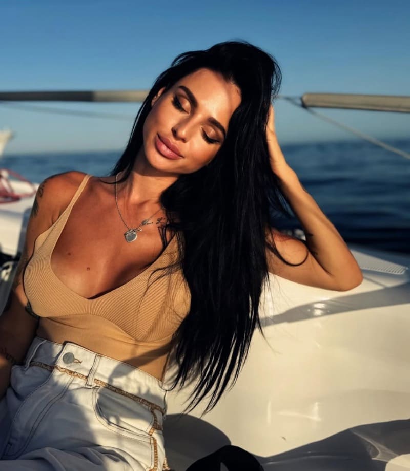 Sexy dame op boot in outfit