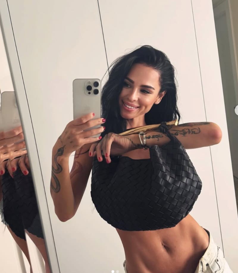 Voronova in sexy broek toont platte buikje