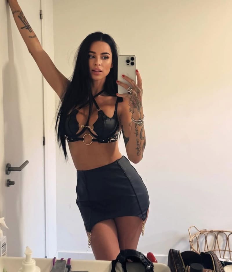 Sexy brunette in kort rokje