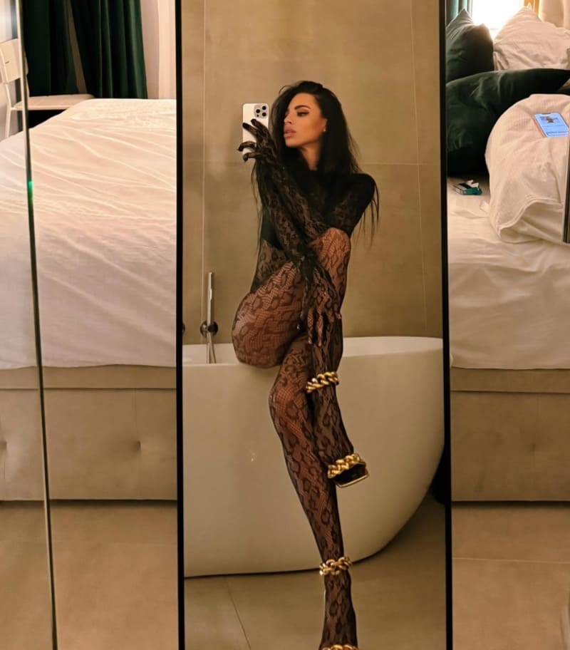 Babe in mini outfit op badrand