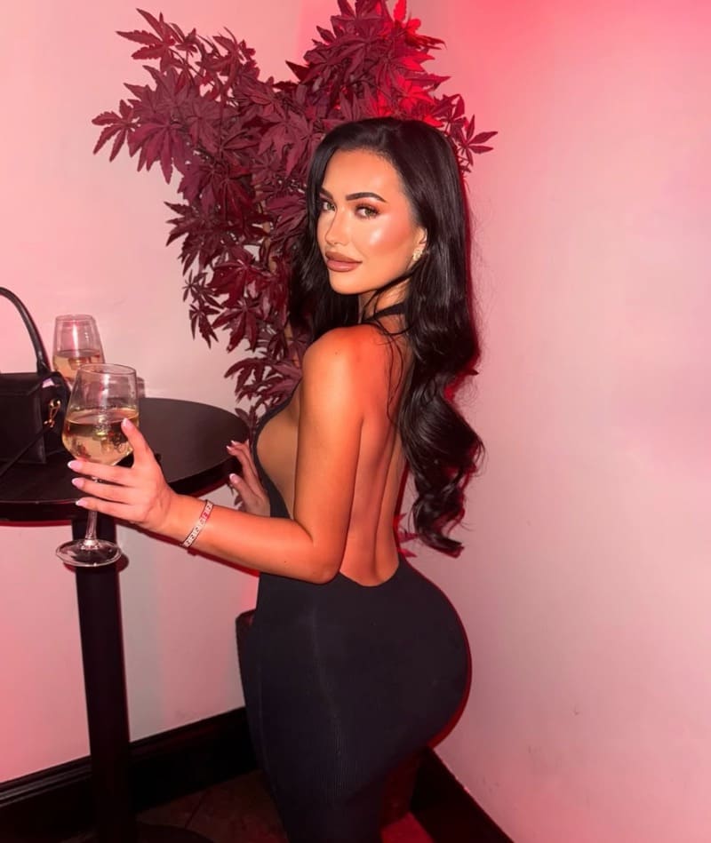 Sexy dame met bolle billen en drinken in hand