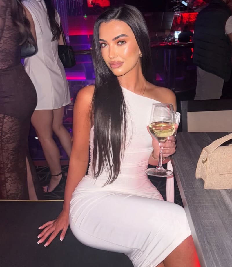 Babe in strakke witte jurk