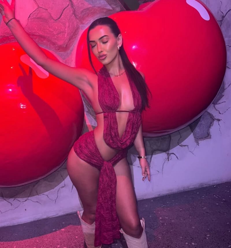 Annalise in sexy jurkje in bar