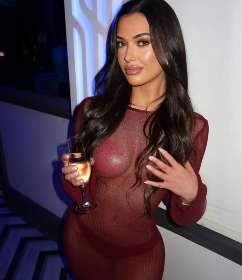 Babe in rode strakke jurk met mooie lange bruine haren