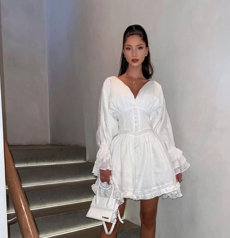 Azzurra in witte jurk