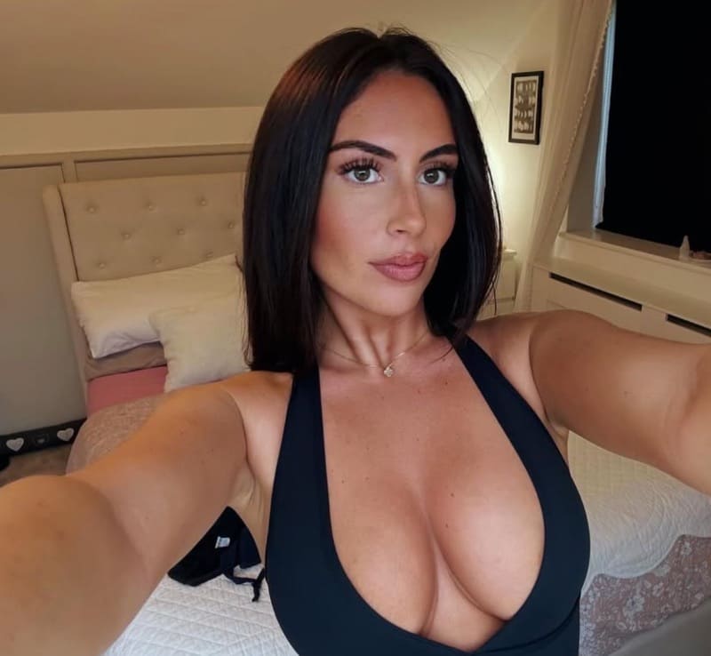 Holly met dikke tieten in strak zwart topje