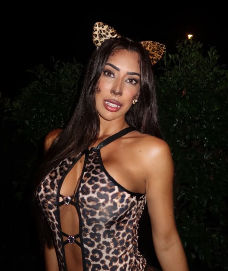 Sexy brunette als luipaard verkeleed