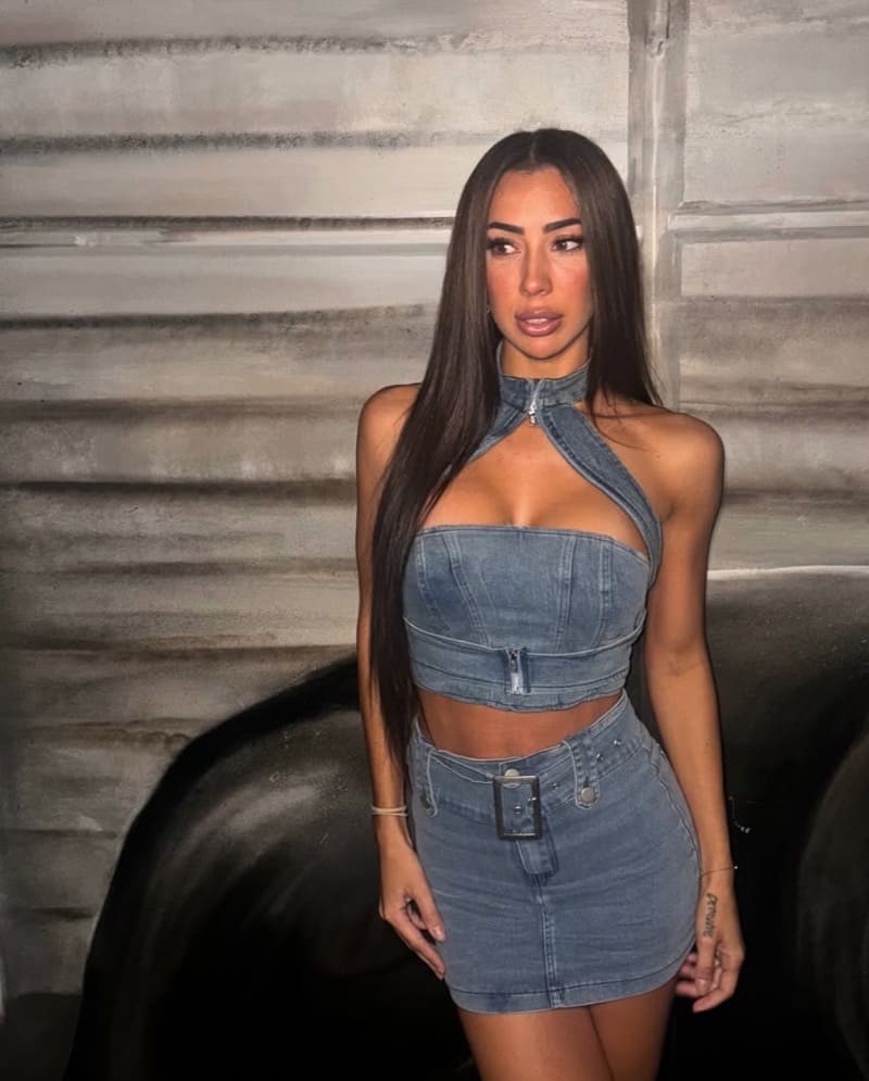 Brunette in jeans outfit