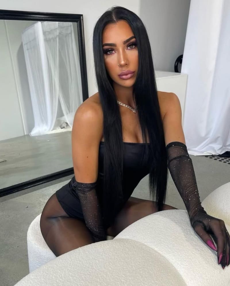 Jade in strakke zwarte lingerie